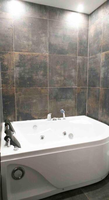 Loft De Courcaille - Balneo - Free Parking - Wifi Apartment Orleans Bagian luar foto